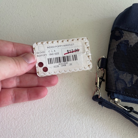 Glove it nwt blue floral wristlet - Picture 4 of 4